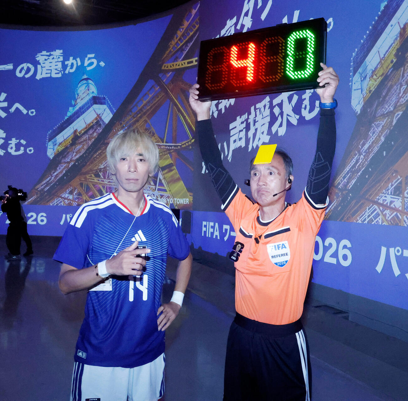 ワールドカップパブリックビューイング　日本の勝利を喜ぶちょいまねジャパンの似東純也（左）と審判のコスプレをしたサポーター（撮影・山本朝陽）