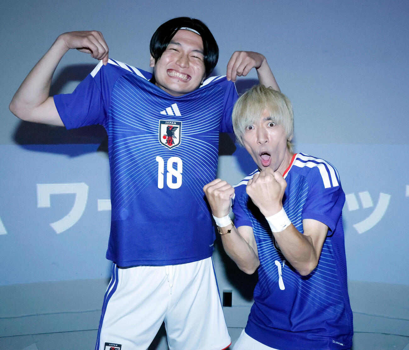 日本の勝利を喜ぶちょいまねジャパンの上田ややせ（左）と似東JOKER純也（撮影・山本朝陽）