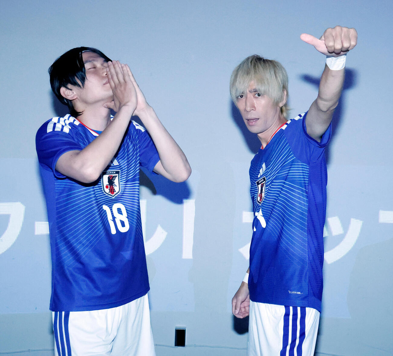 日本の勝利を喜ぶちょいまねジャパンの上田ややせ（左）と似東JOKER純也（撮影・山本朝陽）