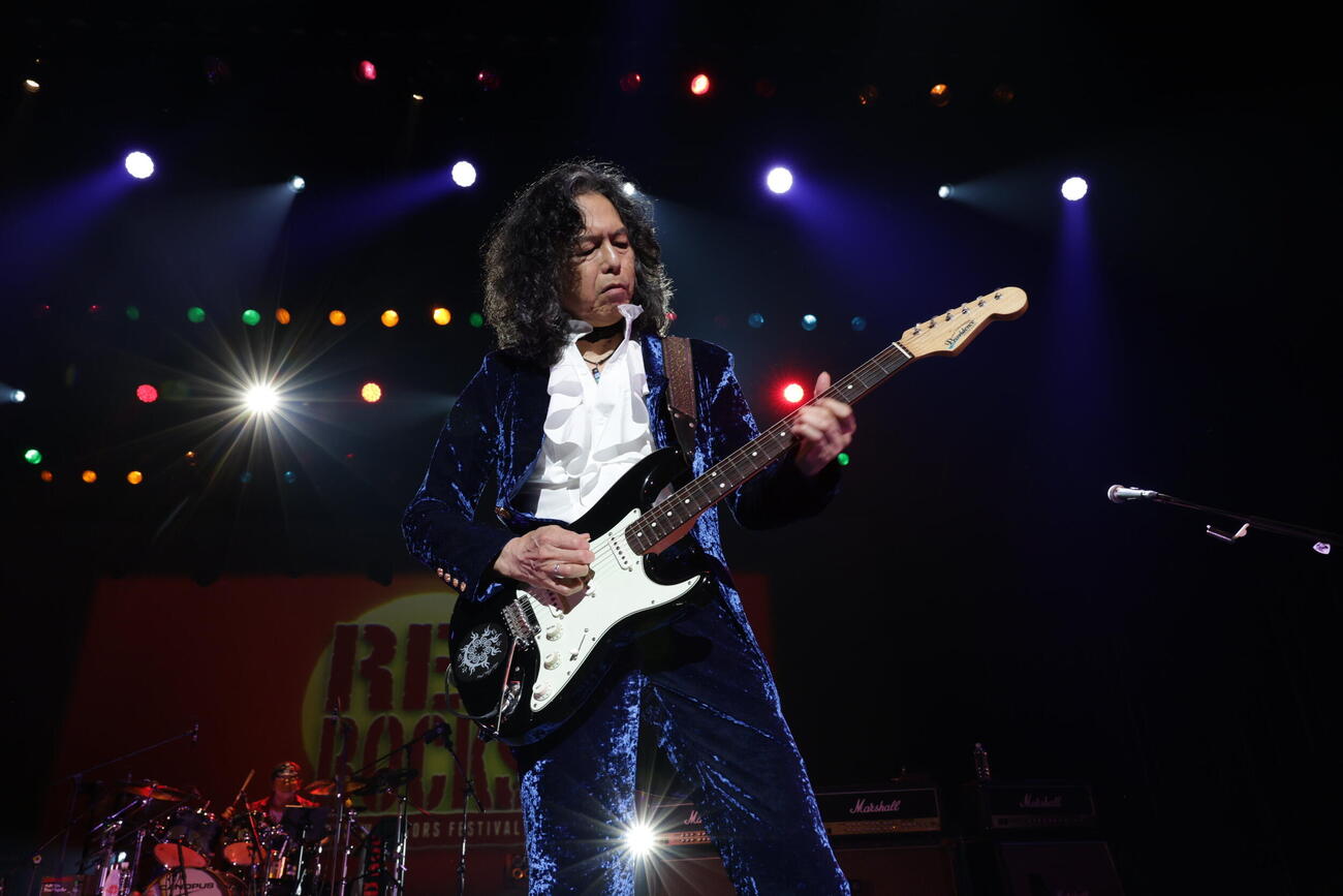「RED WARRIORS FESTIVAL RED ROCKS」2日目でパフォーマンスする木暮“shake”武彦（photo by Mariko Miura）　＃2026年6月21日、埼玉・大宮ソニックシティ、「RED WARRIORS FESTIVAL RED ROCKS」

