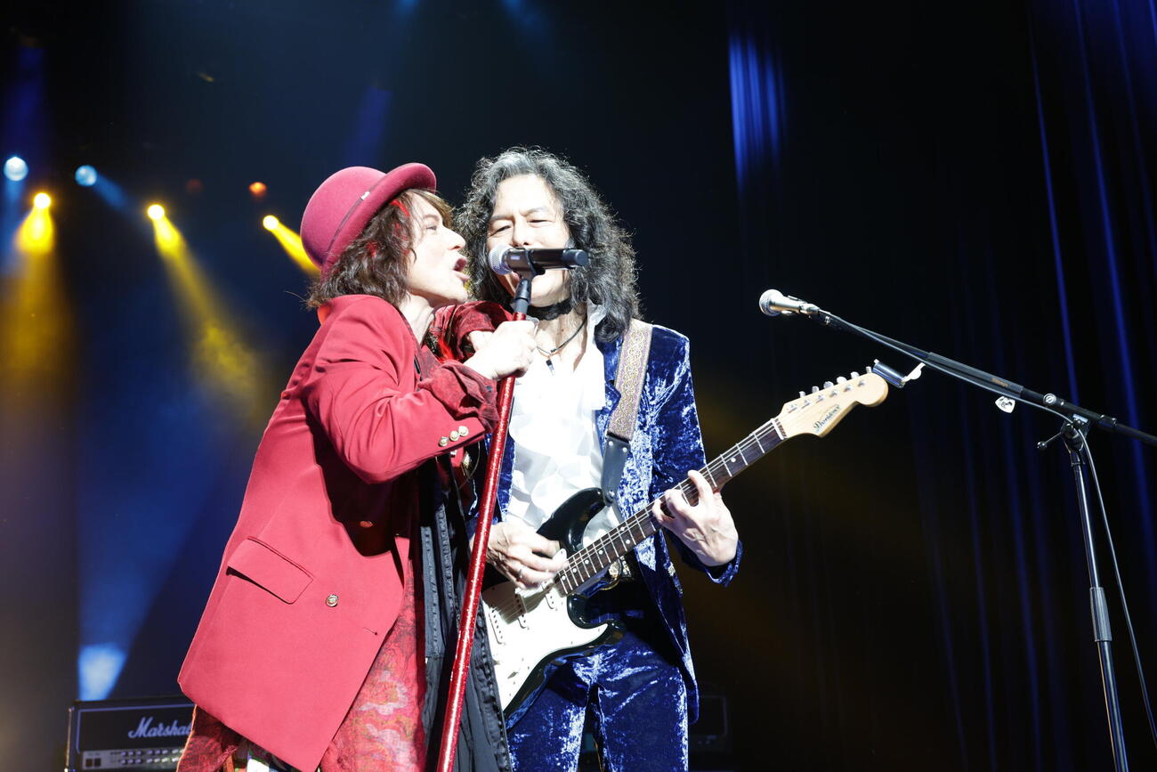 「RED WARRIORS FESTIVAL RED ROCKS」2日目でパフォーマンスするダイアモンド☆ユカイ（左）と木暮“shake”武彦（photo by Mariko Miura）　＃2026年6月21日、埼玉・大宮ソニックシティ、「RED WARRIORS FESTIVAL RED ROCKS」

