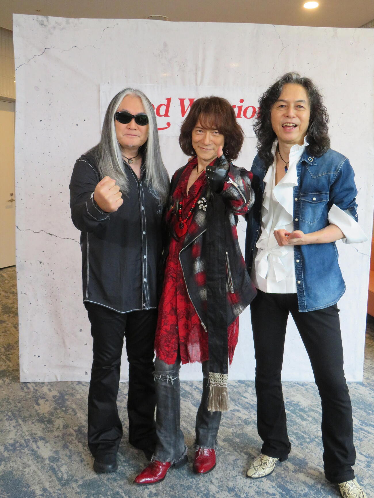 「RED WARRIORS FESTIVAL RED ROCKS」2日目の公演前に囲み取材に応じた、左から小川キヨシ、ダイアモンド☆ユカイ、木暮“shake”武彦（撮影・村上幸将）