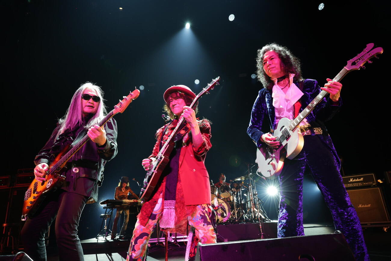 「RED WARRIORS FESTIVAL RED ROCKS」2日目でパフォーマンスする、左から小川キヨシ、ダイアモンド☆ユカイ、木暮“shake”武彦（photo by Mariko Miura）　＃2026年6月21日、埼玉・大宮ソニックシティ、「RED WARRIORS FESTIVAL RED ROCKS」

