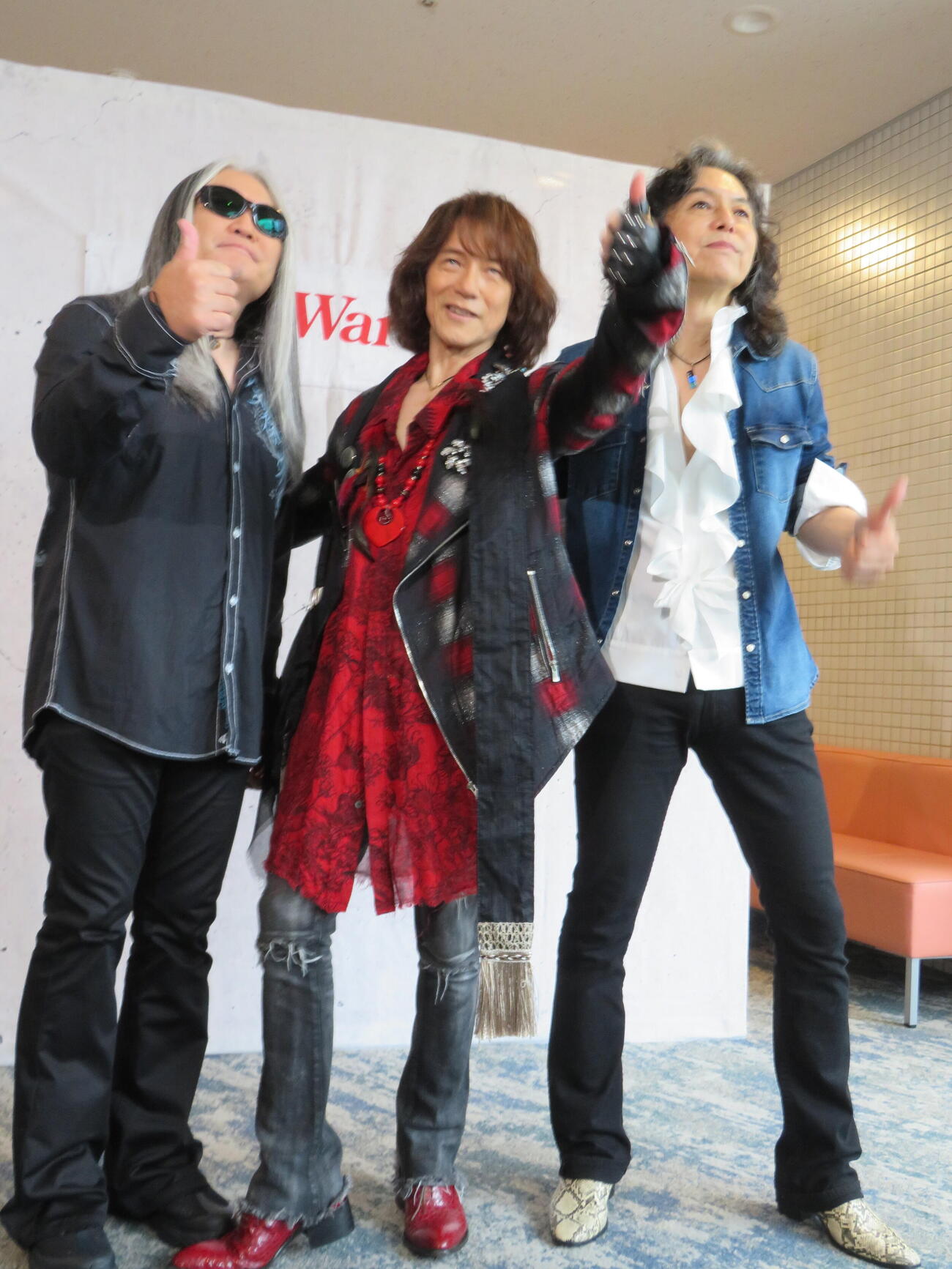 「RED WARRIORS FESTIVAL RED ROCKS」2日目の公演前に囲み取材に応じた、左から小川キヨシ、ダイアモンド☆ユカイ、木暮“shake”武彦（撮影・村上幸将）
