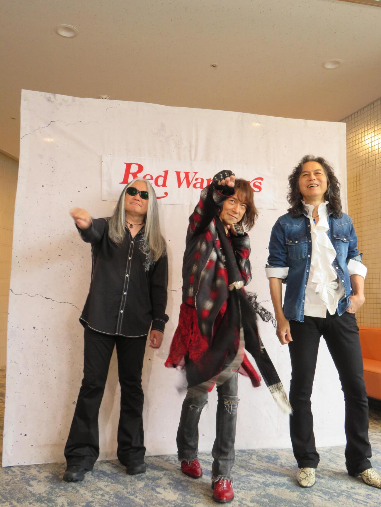 「RED WARRIORS FESTIVAL RED ROCKS」2日目の公演前に囲み取材に応じた、左から小川キヨシ、ダイアモンド☆ユカイ、木暮“shake”武彦（撮影・村上幸将）