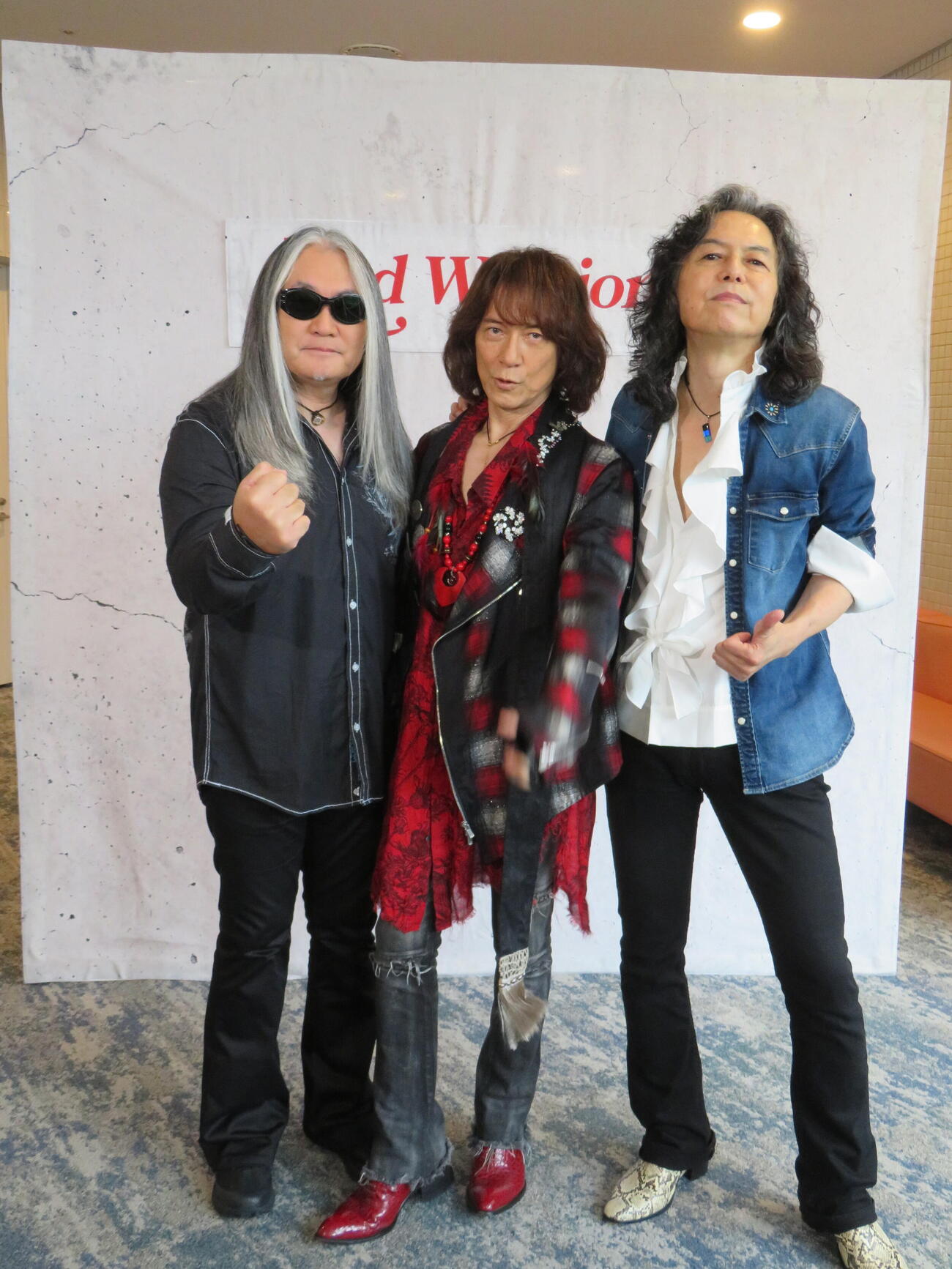 「RED WARRIORS FESTIVAL RED ROCKS」2日目の公演前に囲み取材に応じた、左から小川キヨシ、ダイアモンド☆ユカイ、木暮“shake”武彦（撮影・村上幸将）