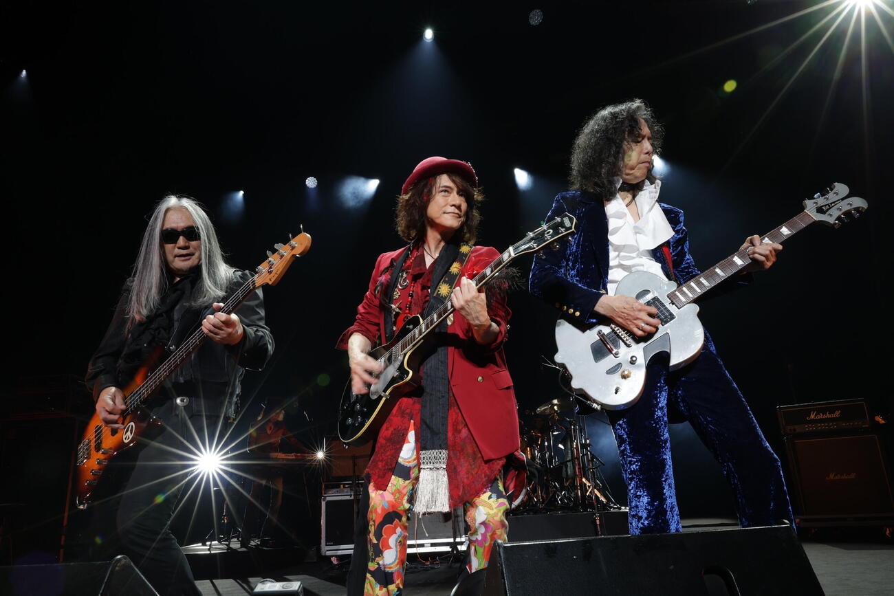 「RED WARRIORS FESTIVAL RED ROCKS」2日目でパフォーマンスする、左から小川キヨシ、ダイアモンド☆ユカイ、木暮“shake”武彦（photo by Mariko Miura）　＃2026年6月21日、埼玉・大宮ソニックシティ、「RED WARRIORS FESTIVAL RED ROCKS」


