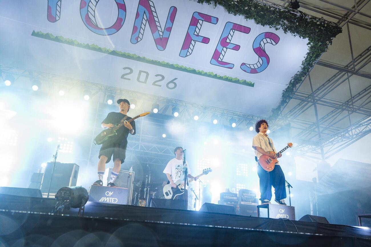 10周年を迎えた主催する野外ロックフェス「YON FES 2026」でパフォーマンスを披露する04 Limited Sazabys（ヤオタケシ氏撮影）