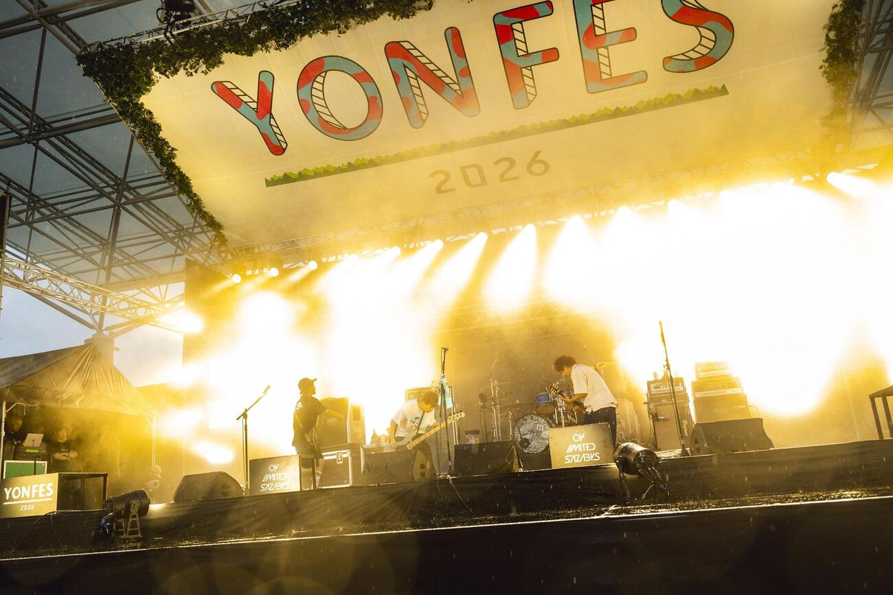 10周年を迎えた主催する野外ロックフェス「YON FES 2026」でパフォーマンスを披露する04 Limited Sazabys（ヤオタケシ氏撮影）