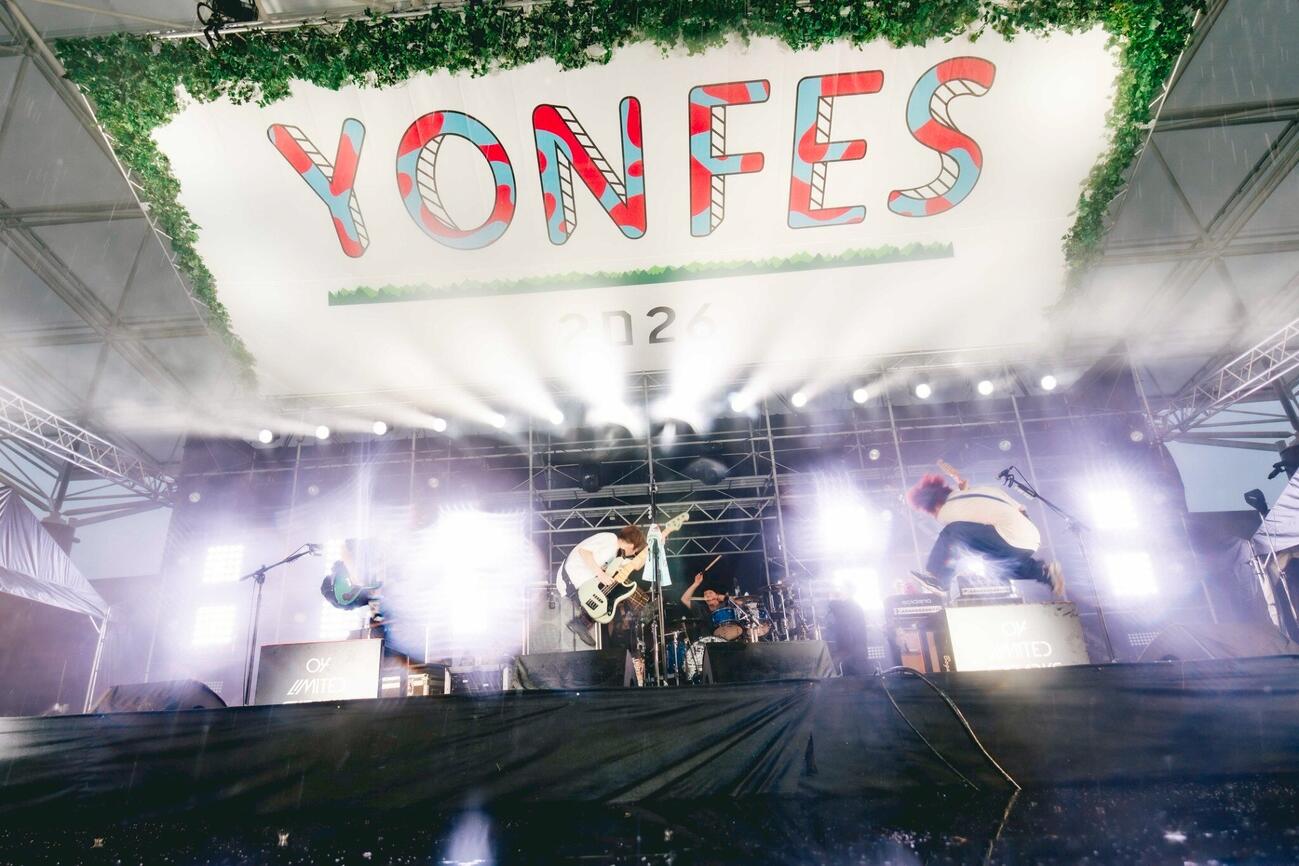 10周年を迎えた主催する野外ロックフェス「YON FES 2026」でパフォーマンスを披露する04 Limited Sazabys（藤井拓氏撮影）