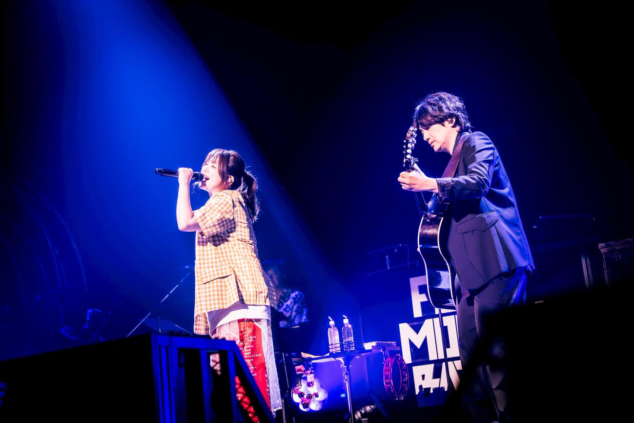対バンライブ「あの日の約束ハタチまSHOW!!」で歌唱する吉岡聖恵（左）と演奏する水野良樹