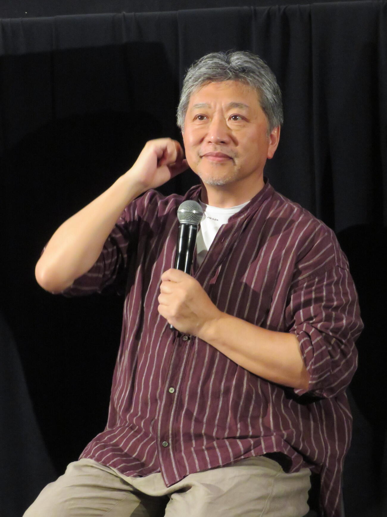 「箱の中の羊」のティーチイン舞台あいさつを開いた是枝裕和監督（撮影・村上幸将）
