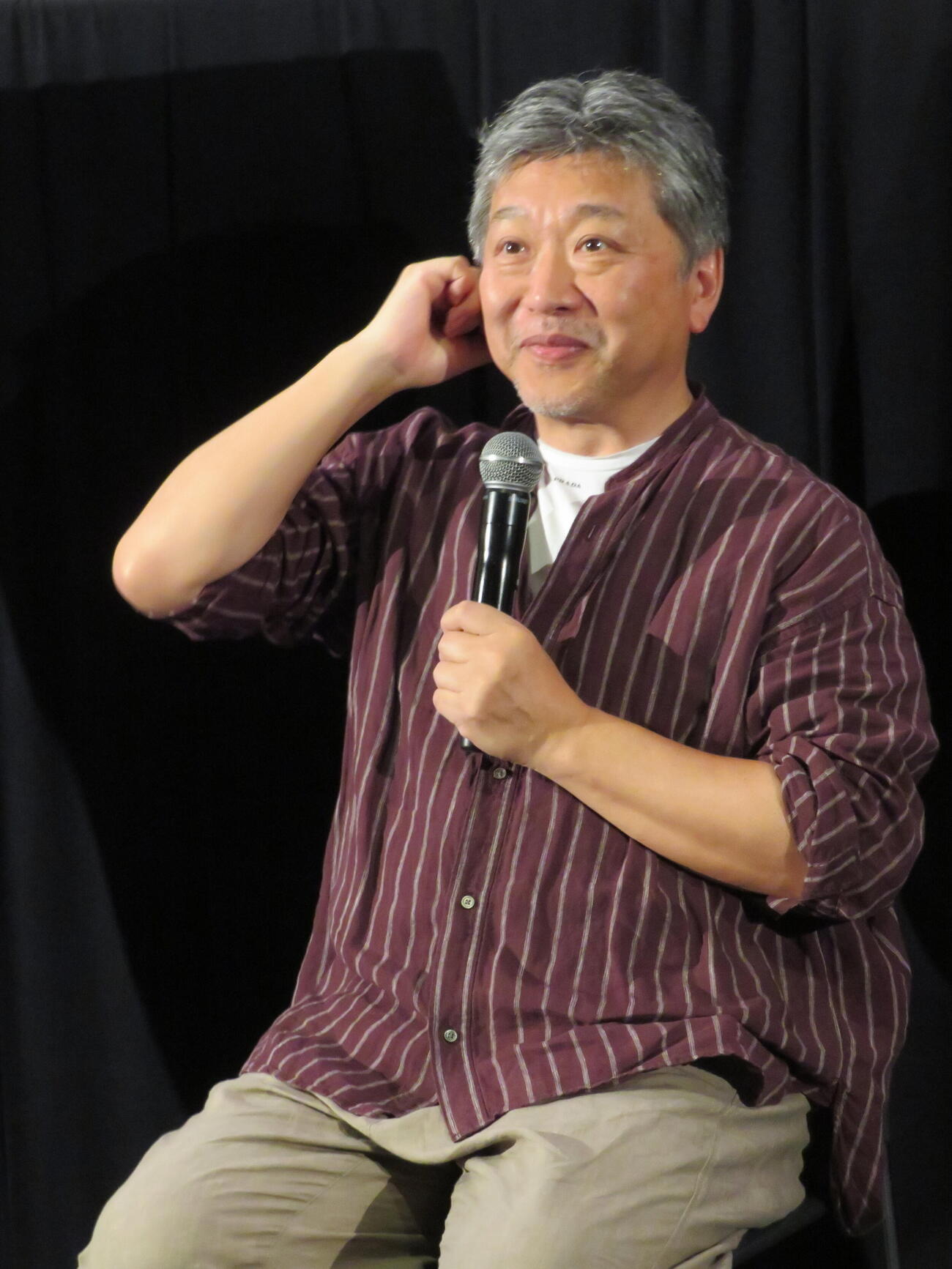 「箱の中の羊」のティーチイン舞台あいさつを開いた是枝裕和監督（撮影・村上幸将）
