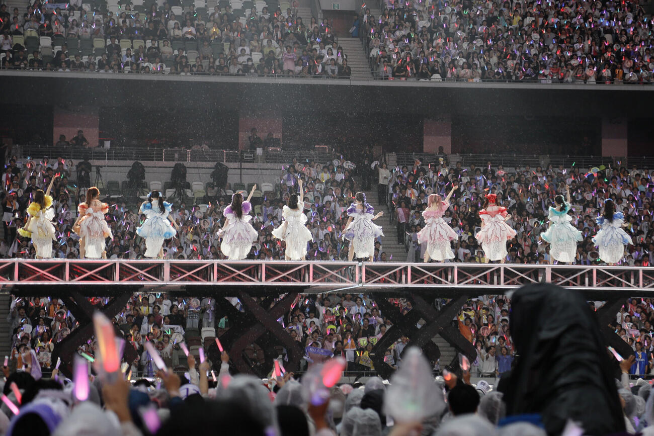 スタジアムライブ「Beyond　“KYUN”ハート」を行った＝LOVE