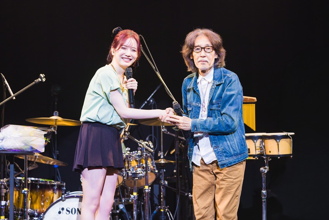 初ソロライブにサプライズ登壇したプロデューサーの松尾一彦（右）と絢音
