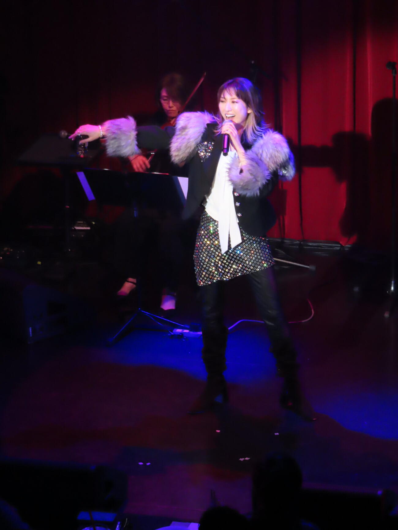 ライブ「Rumina」で熱唱する凪七瑠海