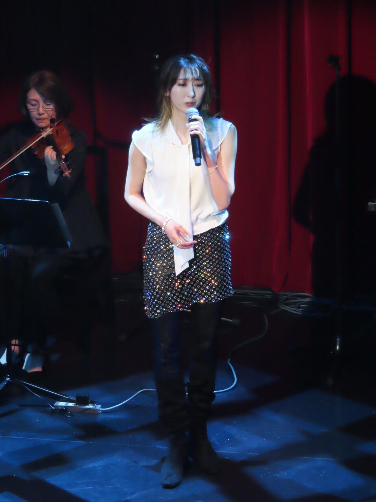 ライブ「Rumina」で熱唱する凪七瑠海
