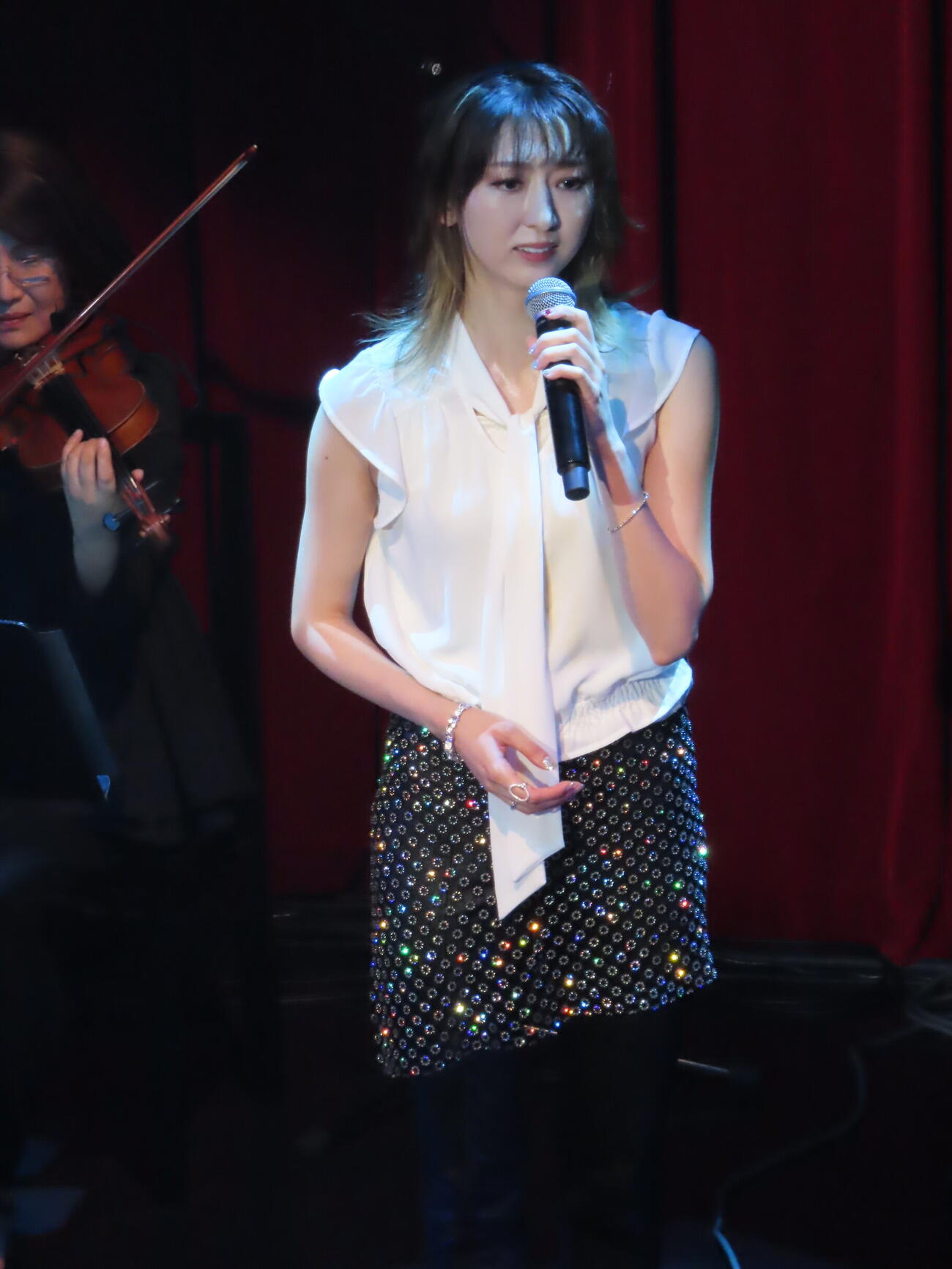 ライブ「Rumina」で熱唱する凪七瑠海