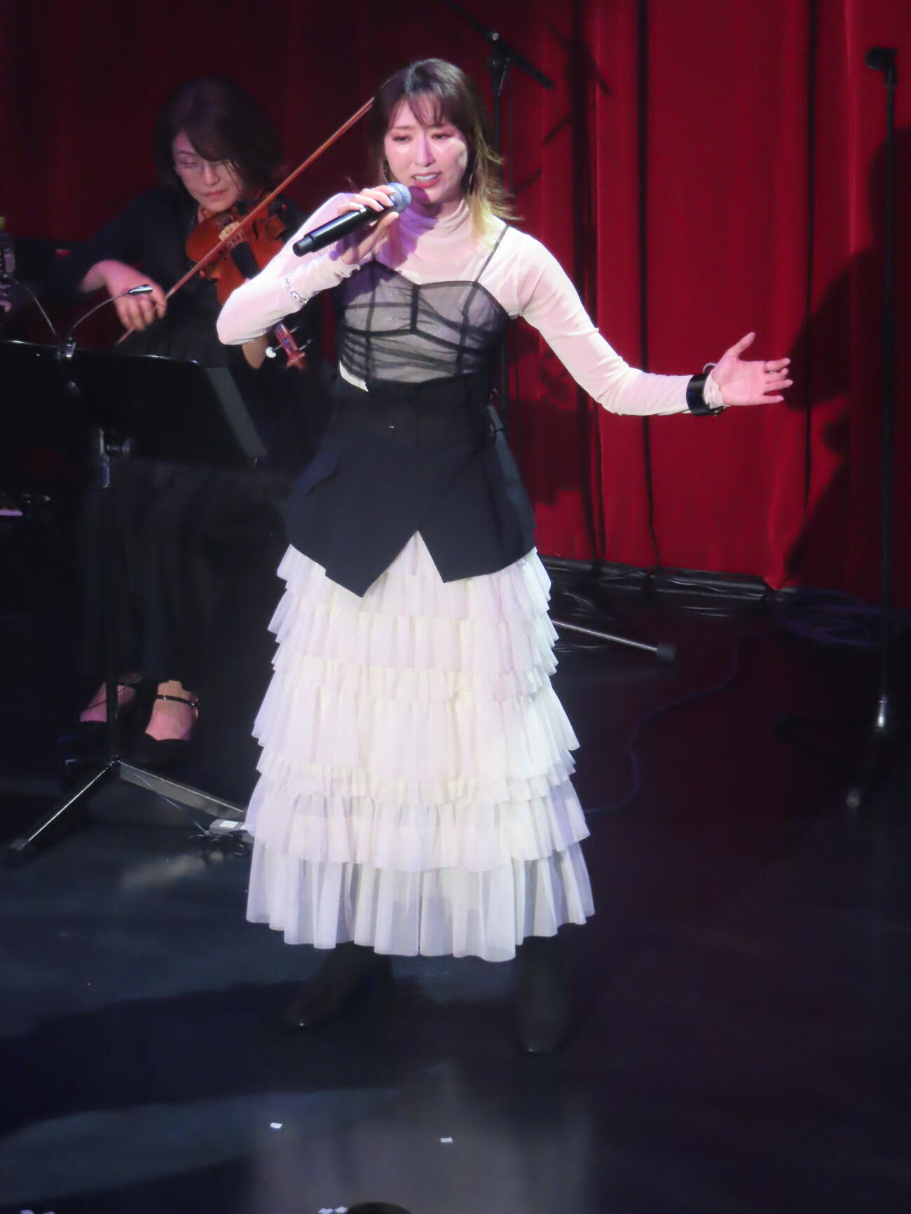 ライブ「Rumina」で熱唱する凪七瑠海