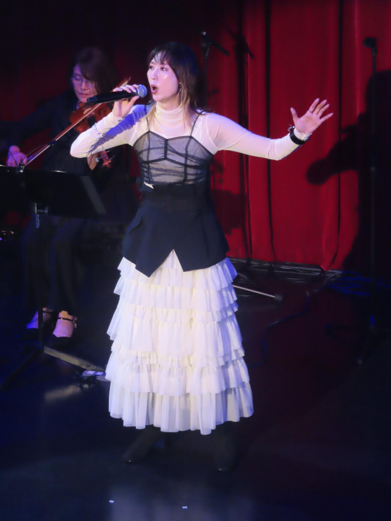 ライブ「Rumina」で熱唱する凪七瑠海