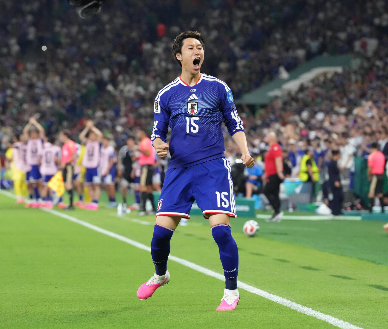 日本対チュニジア　前半、先制ゴールを決め雄たけびを上げる鎌田大地（撮影・足立雅史）