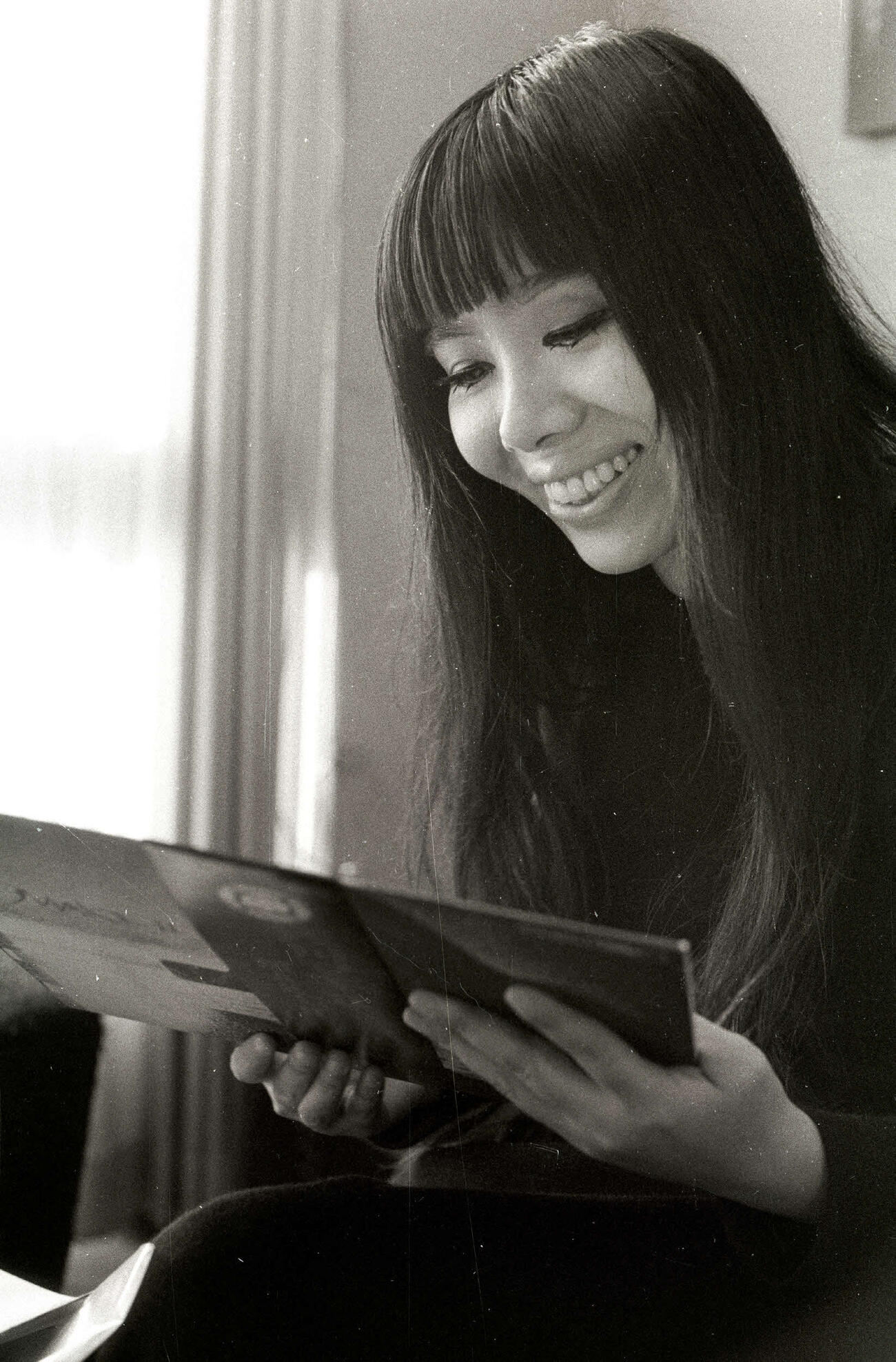 本紙インタビューで笑顔を見せる浅川マキさん（1971年12月撮影）