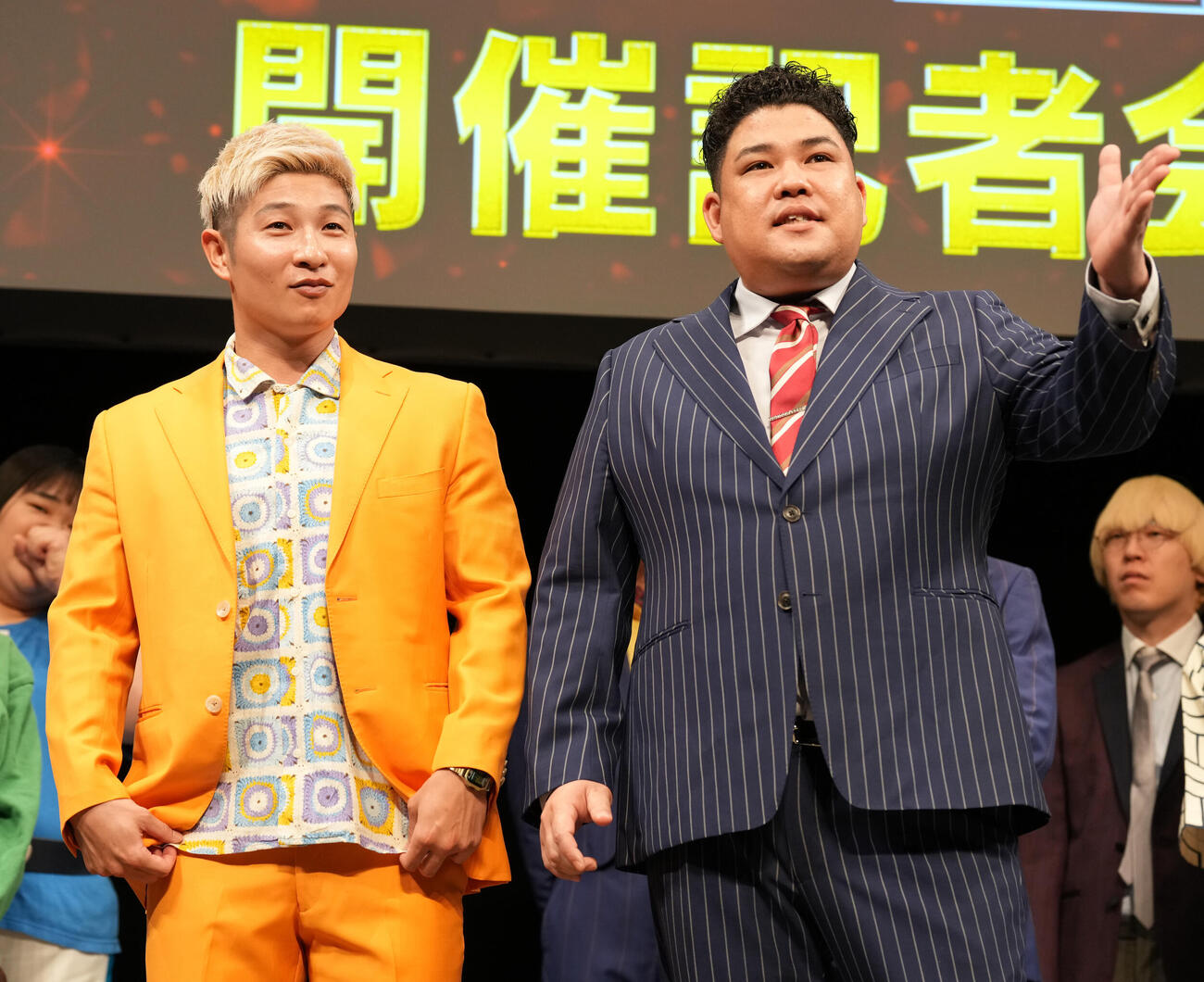 「Mー1グランプリ2026」開催会見に登場する豪快キャプテンのべーやん（左）と山下ギャンブルゴリラ（撮影・小島史椰）