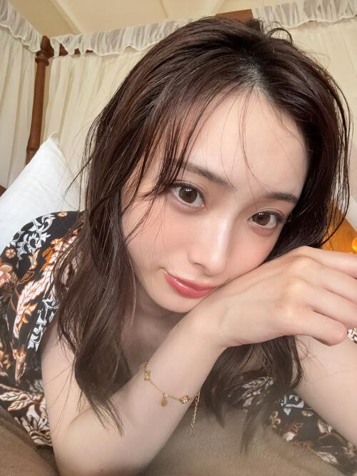 元NMBセンター「大人に…」写真集発売 腕で胸を…同僚グラドルも「えっっ