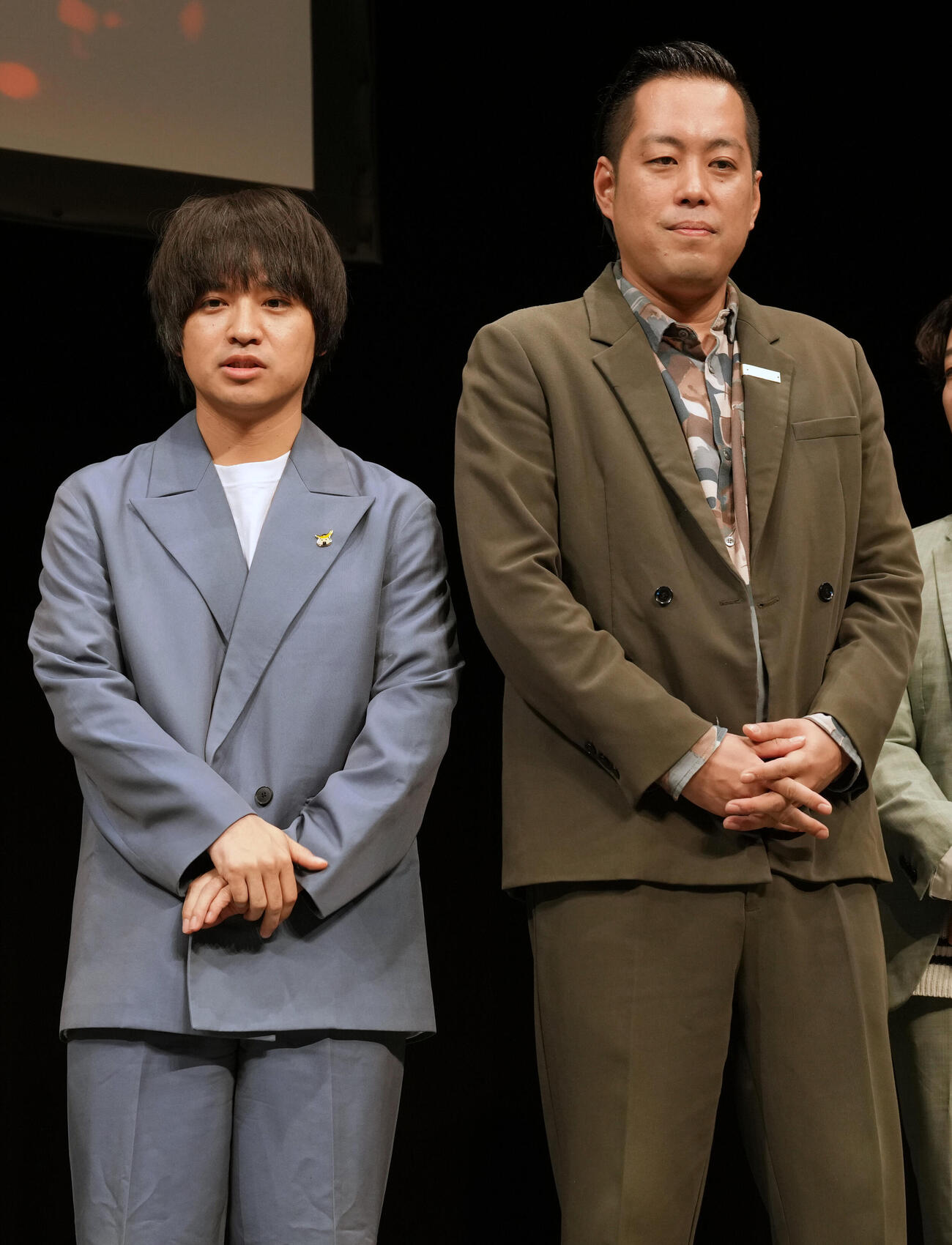 「Mー1グランプリ2026」開催会見に登場するエバースの佐々木隆史（左）と町田和樹（撮影・小島史椰）