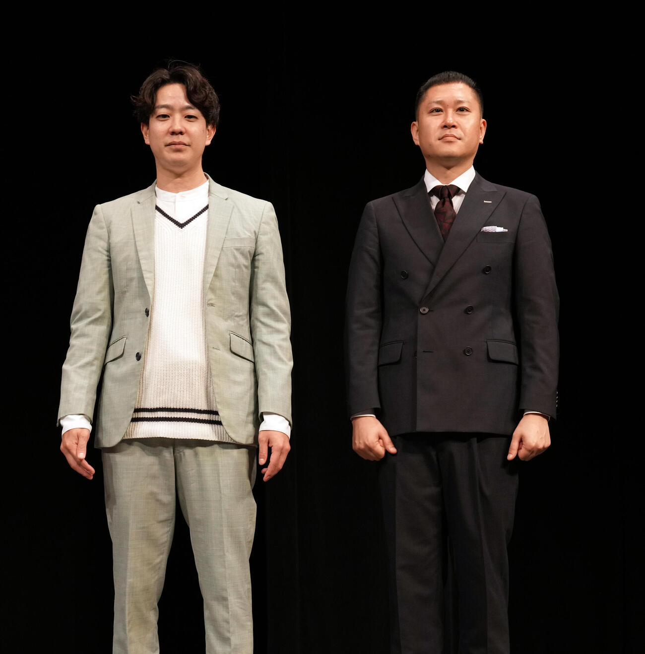 「Mー1グランプリ2026」開催会見に登場するドンデコルテの小橋共作（左）と渡辺銀次（撮影・小島史椰）