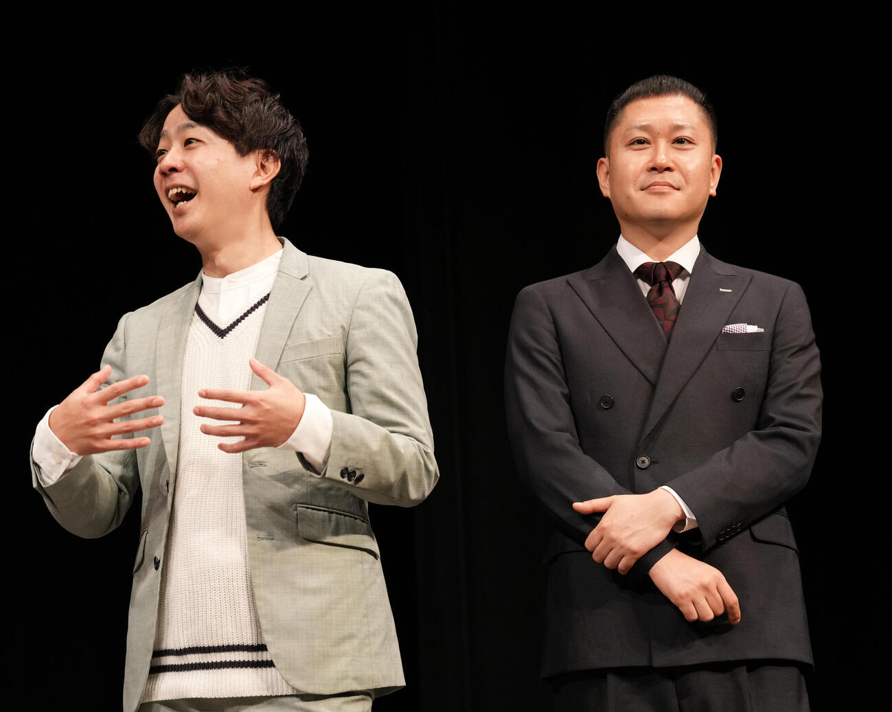 「Mー1グランプリ2026」開催会見に登場するドンデコルテの小橋共作（左）と渡辺銀次（撮影・小島史椰）