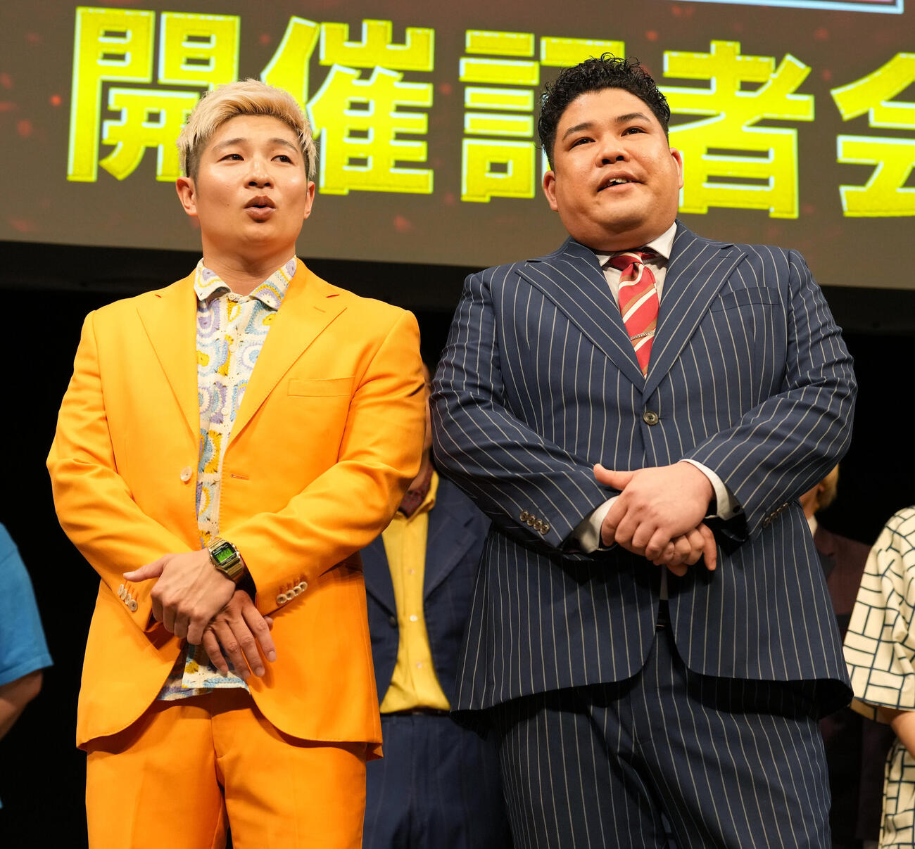「Mー1グランプリ2026」開催会見に登場する豪快キャプテンのべーやん（左）と山下ギャンブルゴリラ（撮影・小島史椰）