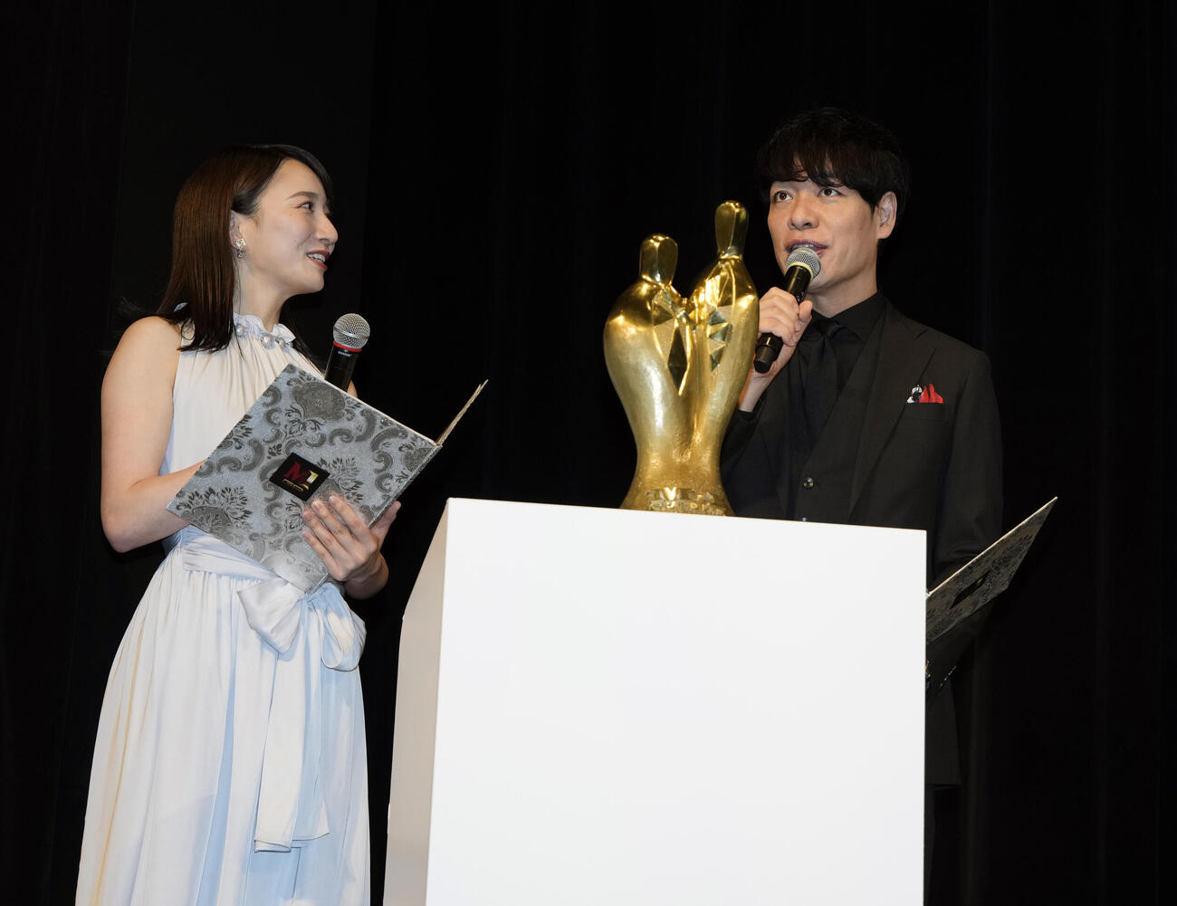「Mー1グランプリ2026」開催会見に登場し司会を務める福戸あやアナウンサー（右）と麒麟の川島明（撮影・小島史椰）