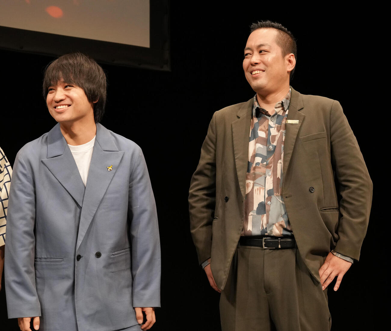 「Mー1グランプリ2026」開催会見に登場するエバースの佐々木隆史（左）と町田和樹（2026年6月、撮影・小島史椰）