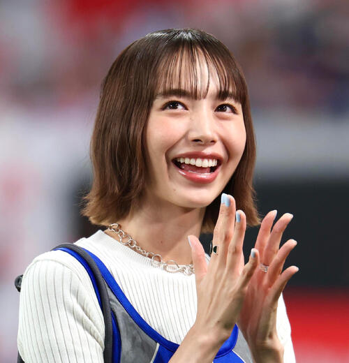 「勝利の女神キター！」井桁弘恵、代表ユニ＆透け感オフショ「アツかった凄かった」Ｗ杯現地リポ
