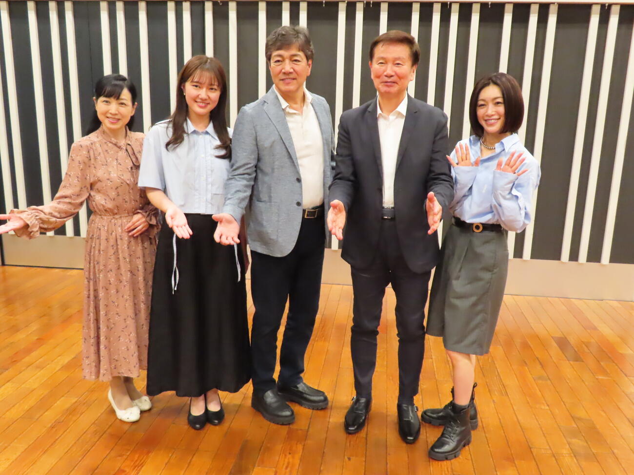 収録に参加した、左から西村知美、文音、野口五郎、森田健作、佐木法子