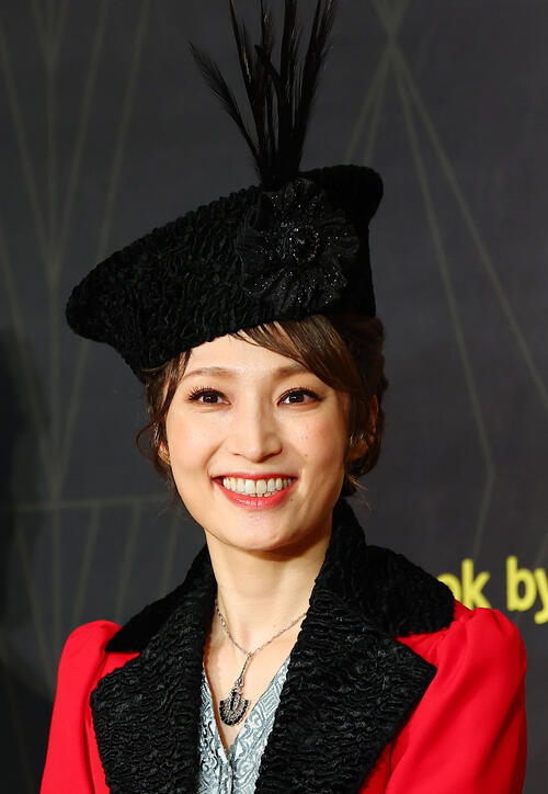望海風斗「決意の赤、情熱的な赤」のセットアップ　坂本昌行は口ひげにタキシードで夫婦役