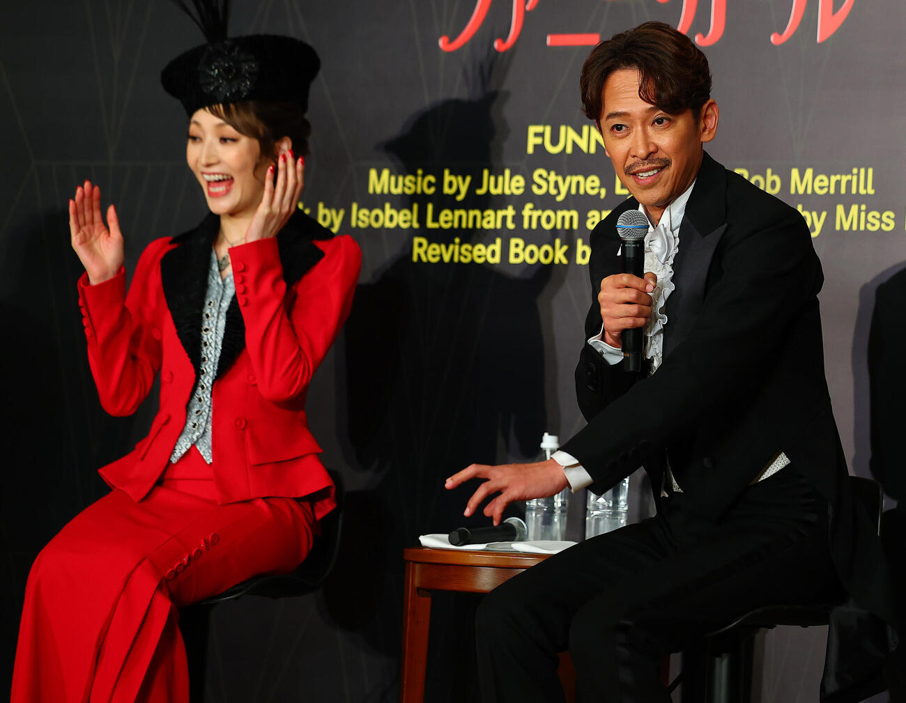 ブロードウェイミュージカル「ファニー・ガール」制作発表を行った坂本昌行。左は望海風斗（撮影・野上伸悟）