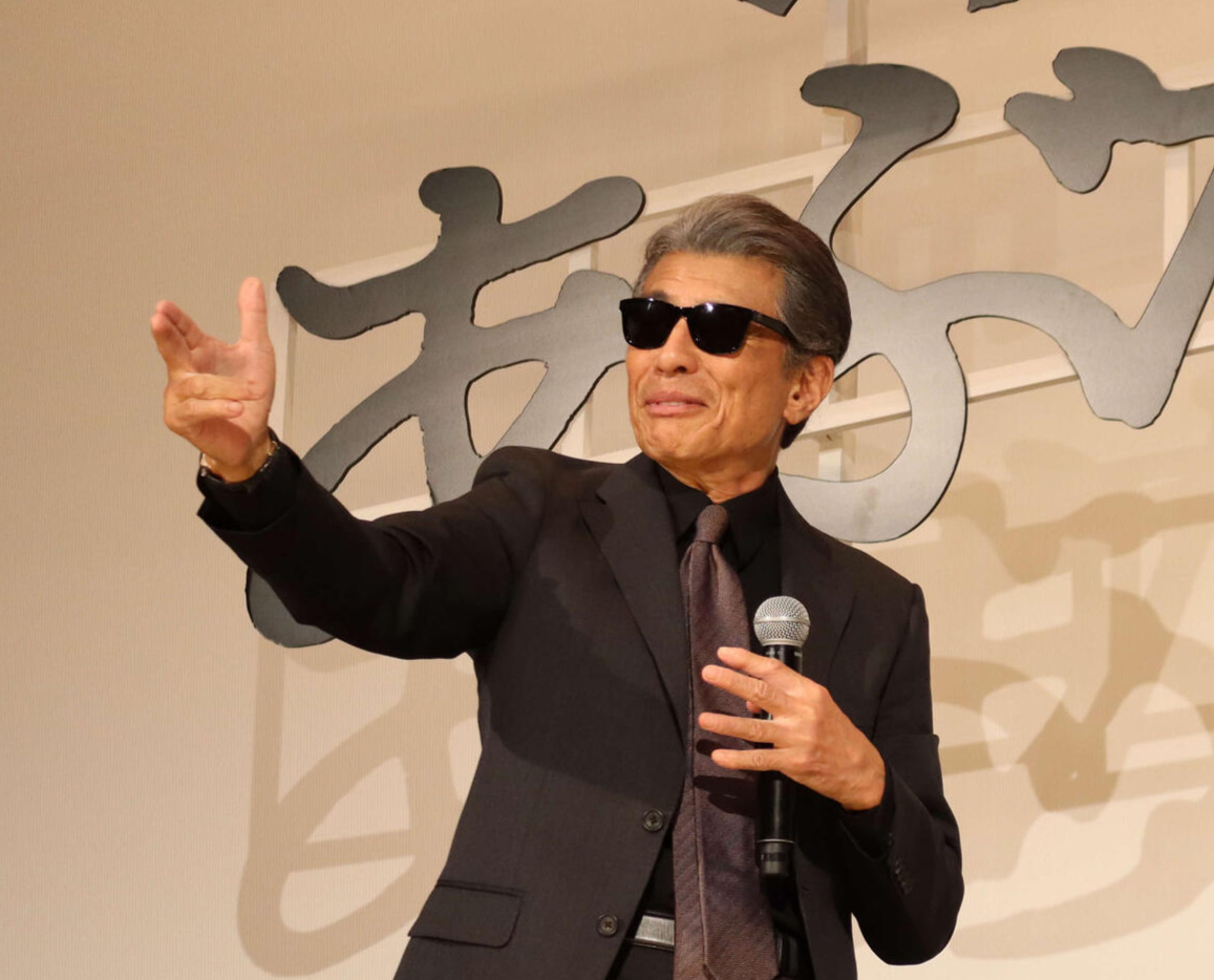 サングラス姿の舘ひろし（2024年撮影）