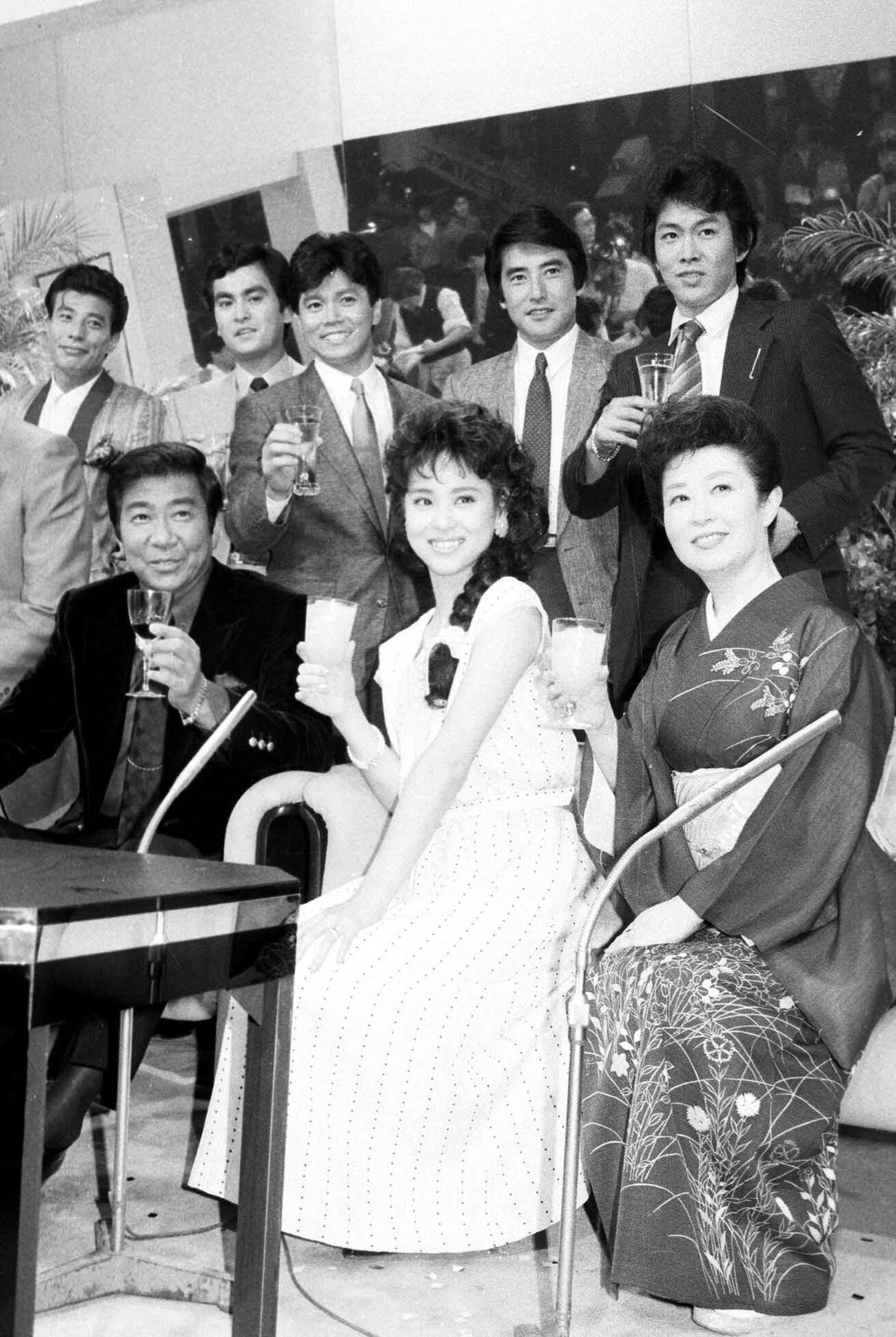 85年5月、石原軍団と記念写真。前列左から石原裕次郎さん、松田聖子、森光子さん。後列左から舘ひろし、石原良純、峰竜太、神田正輝
