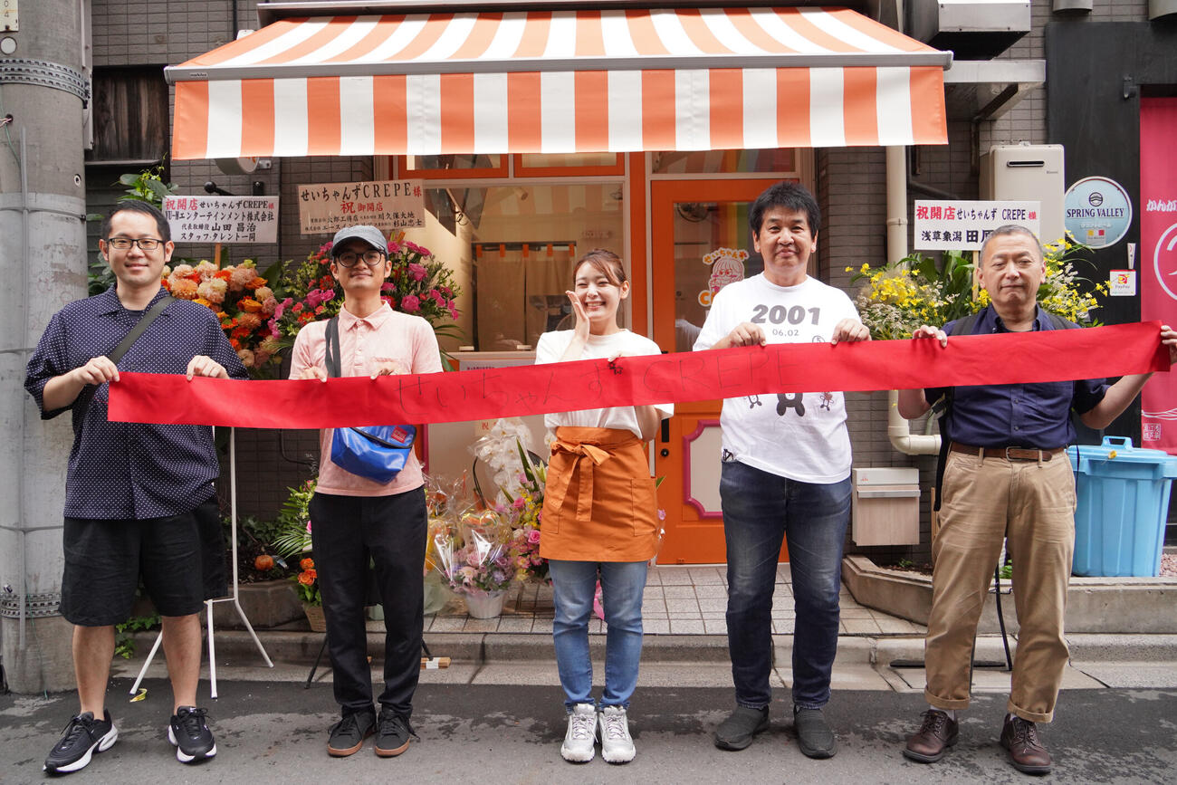 小山星流（中央）がオープンしたクレープ店「せいちゃんずCREPE」の開店セレモニー