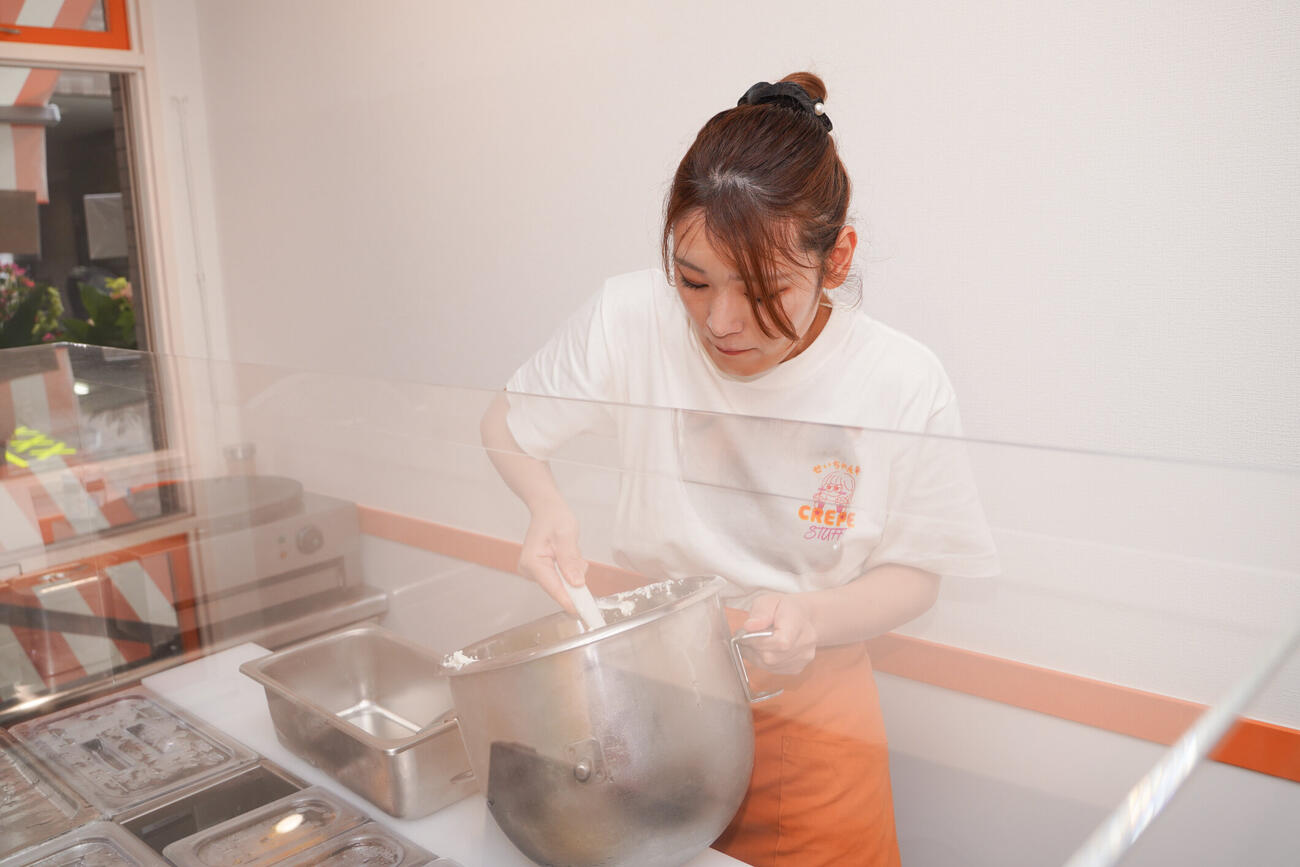 自身のクレープ店「せいちゃんずCREPE」をオープンさせた小山星流
