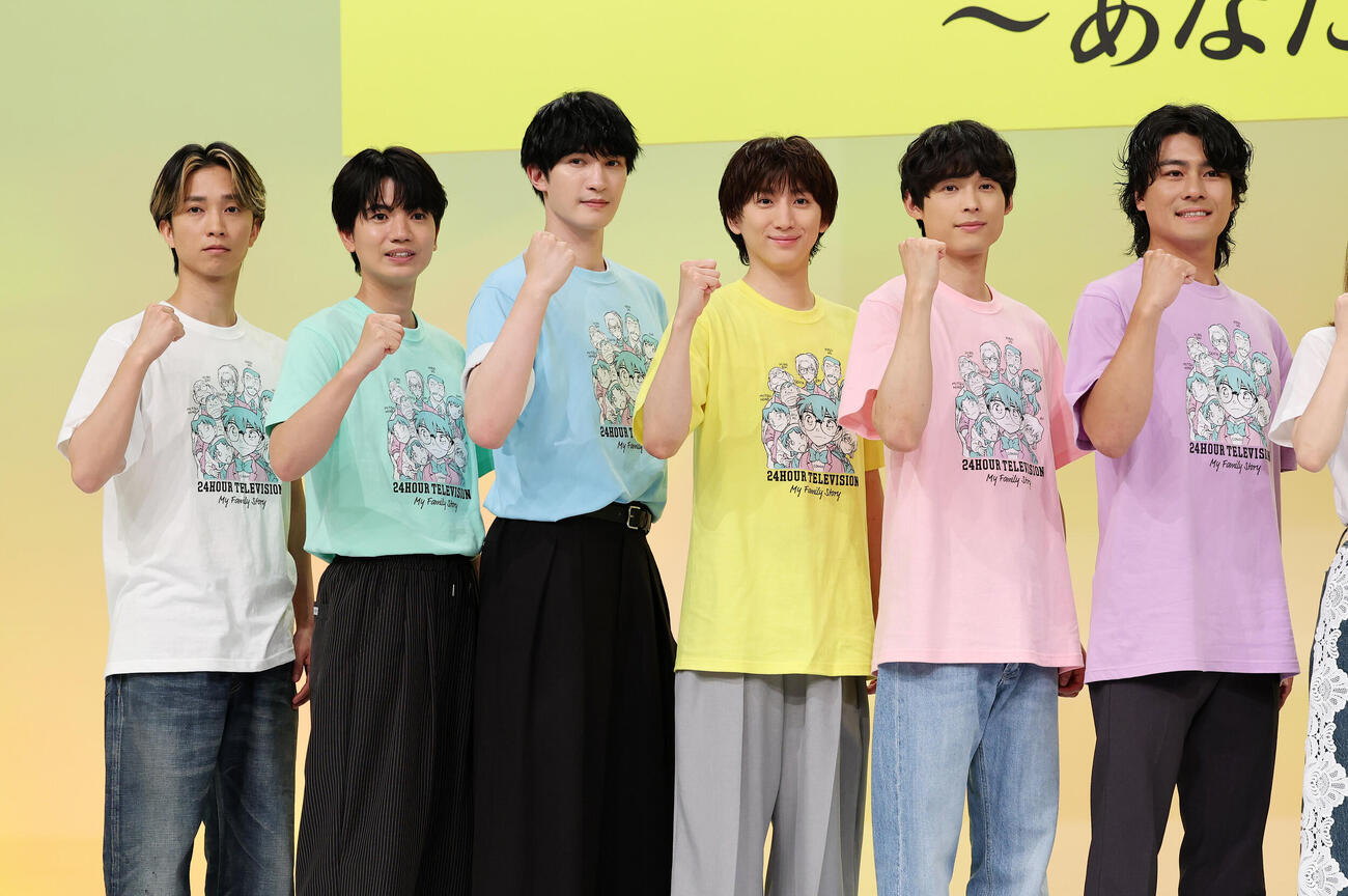 24時間テレビ49の会見に臨むSixTONESの、左から田中樹、髙地優吾、ジェシー、京本大我、松村北斗、森本慎太郎、（撮影・鈴木正人）