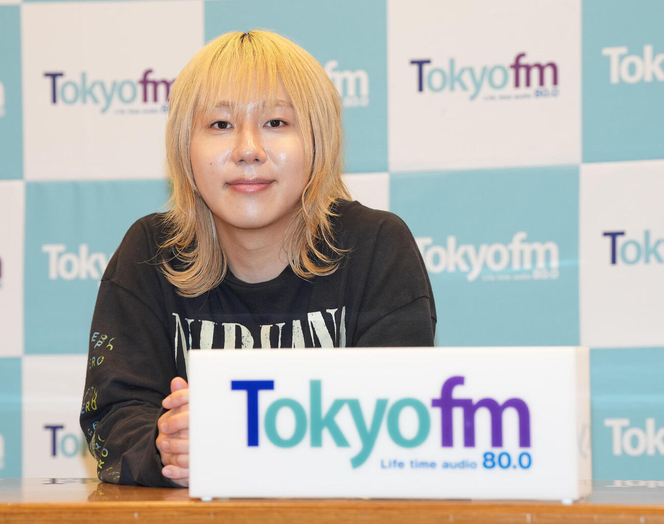 ラジオ番組の収録後、取材会で笑顔を見せる岸谷蘭丸（撮影・たえ見朱実）