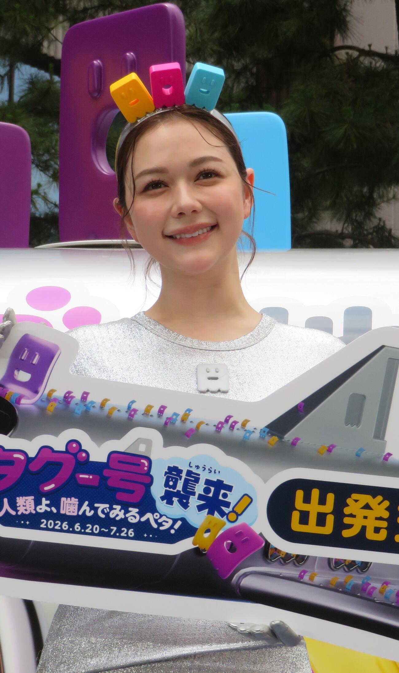 2026年6月19日、ノーベル製菓のペタグーグミをPRするイベントでペタグー星人になった村重杏奈