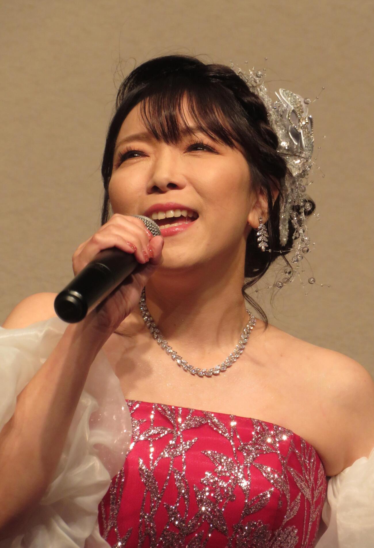 熱唱する花咲ゆき美
