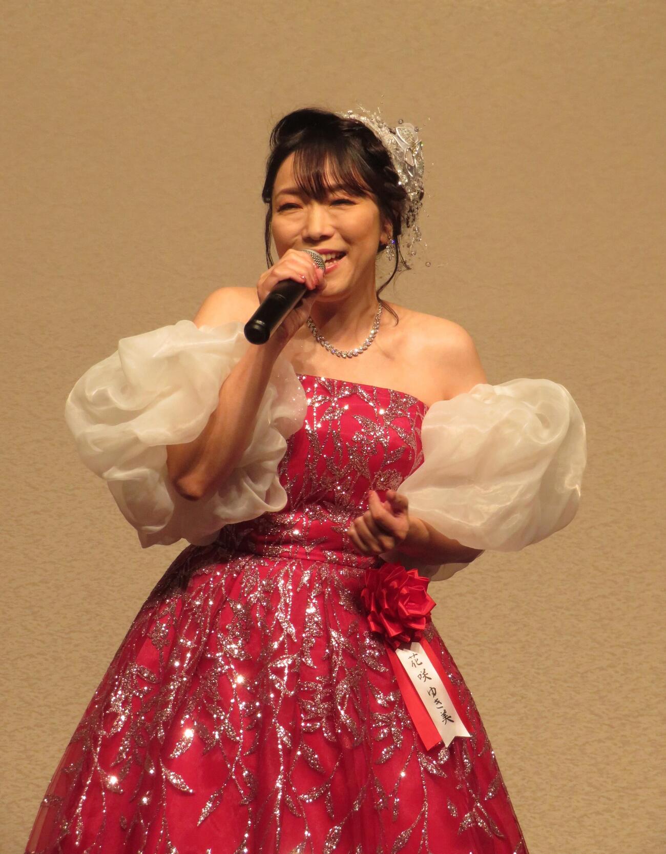 熱唱する花咲ゆき美