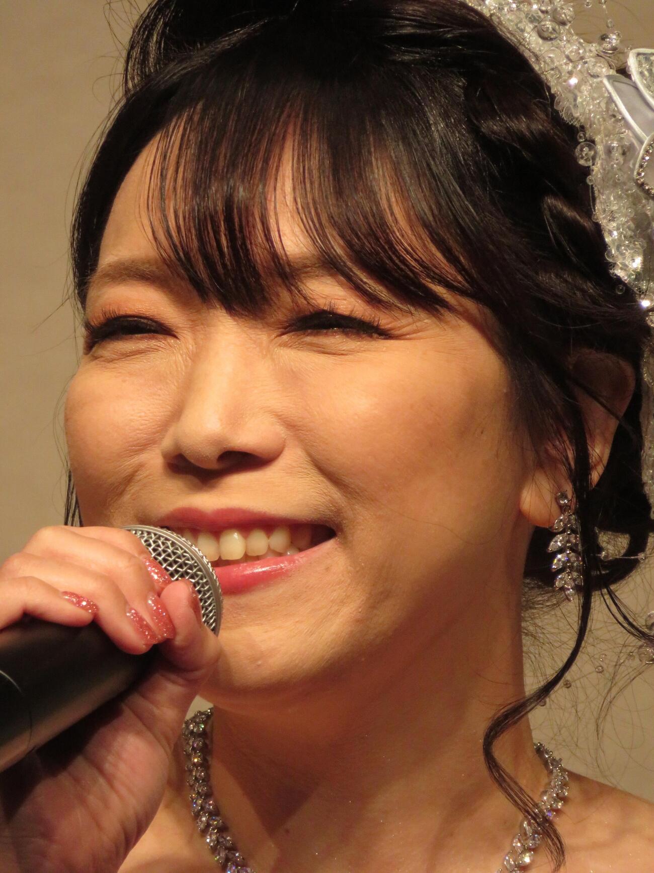 熱唱する花咲ゆき美