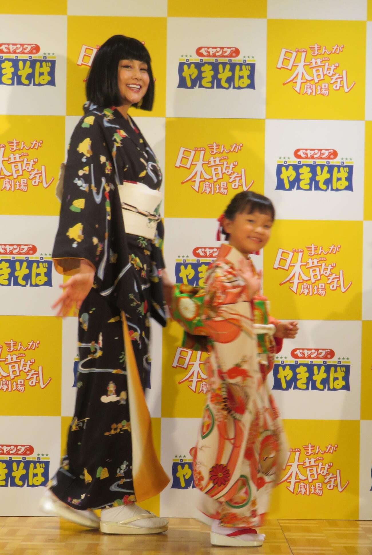 舞台「『まんが日本昔ばなし』劇場」の制作発表会見を行った村方乃々佳（右）、藤原紀香