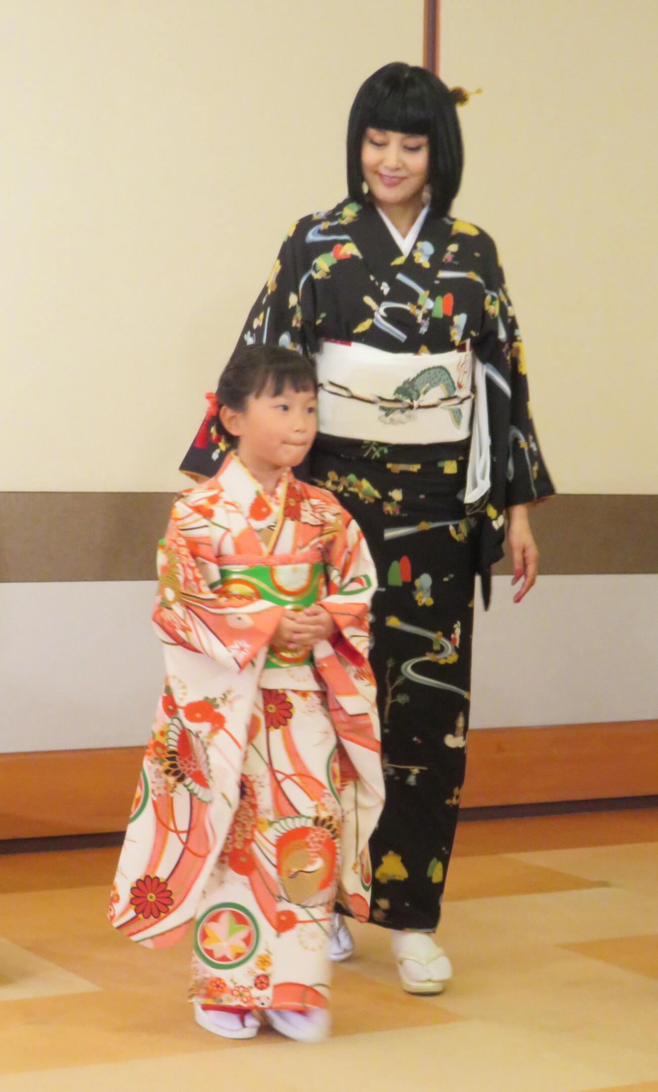舞台「『まんが日本昔ばなし』劇場」の制作発表会見を行った、左から村方乃々佳と藤原紀香